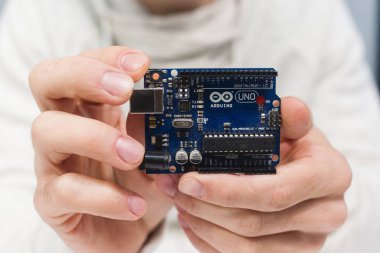 Akıllı mikroişlemci arduino uno modern kavram.