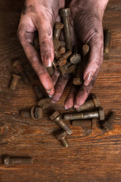 Manos sucias tornillos arandelas mantenimiento reparación —  Fotos de Stock