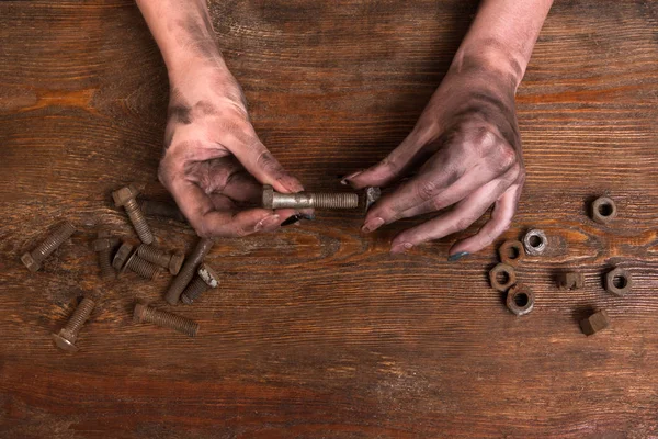 Hembra manos sucias tornillo tuerca tornillo trabajo moderno —  Fotos de Stock