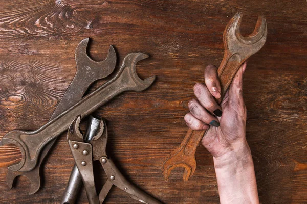 Mujer reparadora mujer manos llave herramientas feminismo — Foto de Stock