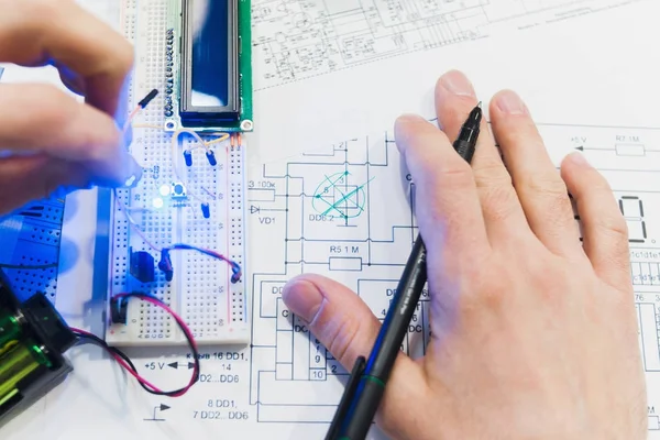 Papierkram Elektro-Schema Breadboard-Konzept. — Stockfoto