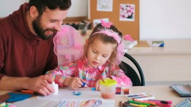 Sanat anaokulu öğretmeni çocuk el yapımı