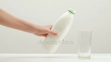 Açık plastik şişe pour süt korunması