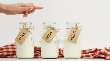 kadın el süt üç şişe seçme