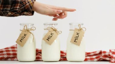 kadın el süt üç şişe seçme