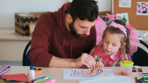 Dibujo educación padre hija arte — Vídeos de Stock