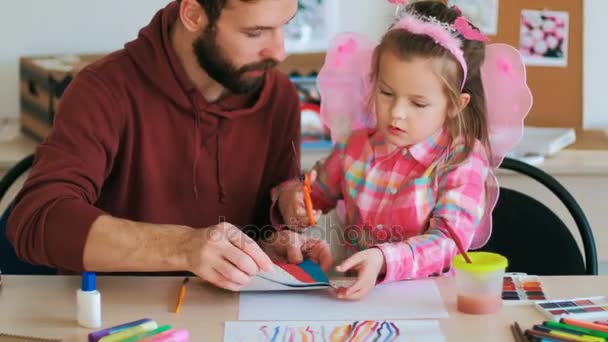 Origami renk kağıt dersleri öğrenci öğretmen — Stok video