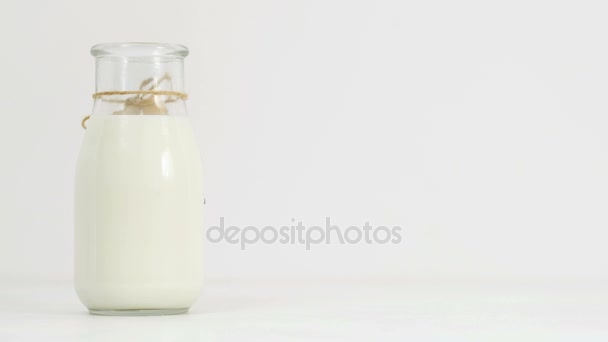 Milchflasche Frau drehen Molkerei Gesundheit — Stockvideo