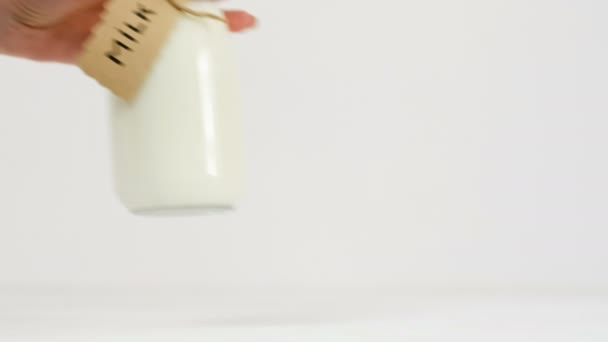 Productores de leche fresca comercializan manos — Vídeos de Stock