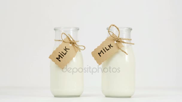 Okrzyki butelkę mleka właściwego zdrowego stylu życia — Wideo stockowe