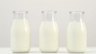 arka plan slayt atış üç süt şişelerini beyaz