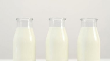 arka plan slayt atış üç süt şişelerini beyaz