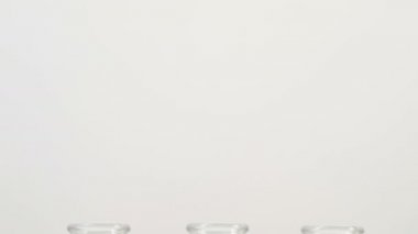 arka plan slayt atış üç süt şişelerini beyaz