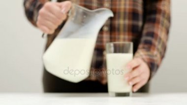 kadın pour süt kavanoz glasss sağlıklı günlüğü