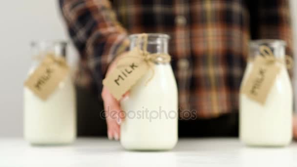 Mujer oferta leche lácteos calcio vitamina D — Vídeo de stock