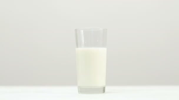 Gesunde Lebensweise Frau nehmen Milchglas — Stockvideo