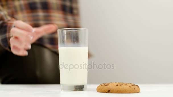 女性ミルク クッキーおいしいスナック夜 — ストック動画