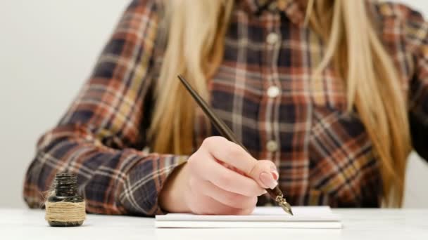 Femme assise calligraphie exercice écriture art — Video