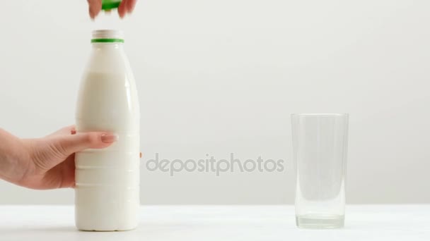 Женщина наливает стакан молочной бутылки здоровый дневник — стоковое видео