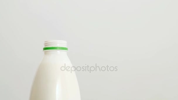 Mujer torcer la tapa de la botella verter la leche láctea vitamina — Vídeos de Stock
