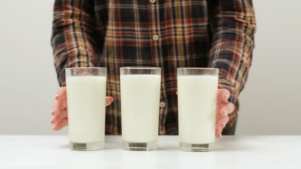 Υγιή οικογενειακή παράδοση ποτήρι γάλα — Αρχείο Βίντεο
