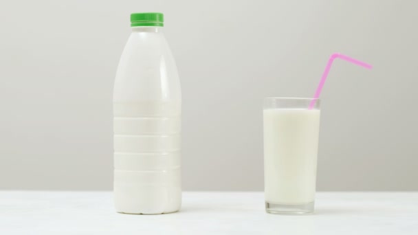 Sano gustoso milkshake bottiglia di vetro bianco — Video Stock