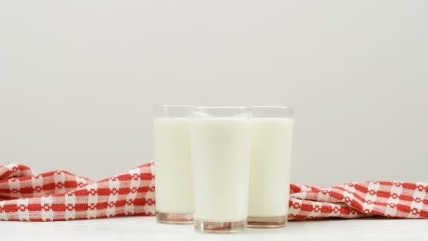 Μπουκάλι τρία ποτήρια γάλα υγιεινά οφέλη γαλακτοκομικά — Αρχείο Βίντεο