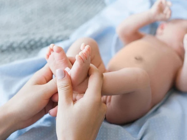 Moeder doet lichaam massage pasgeboren baby — Stockfoto