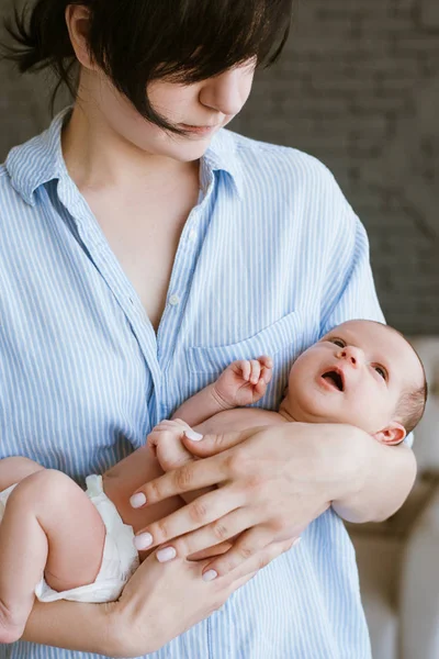 Moeder eenheid pasgeboren baby love — Stockfoto