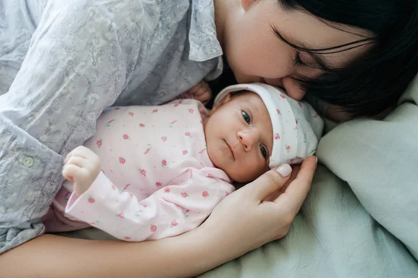 Een moeders overdag slaap met haar pasgeboren baby — Stockfoto