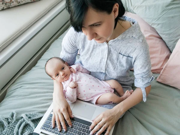 Stile di vita della moderna mamma aziendale — Foto Stock