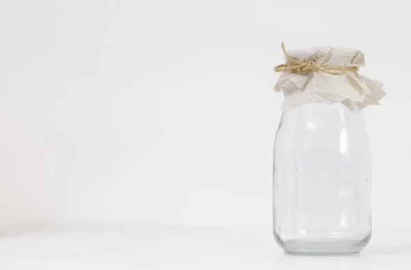 Bottiglia di vetro vuoto su sfondo bianco — Foto Stock