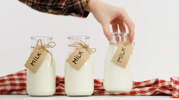 Vrouw hand melk markt assortiment kiezen — Stockfoto