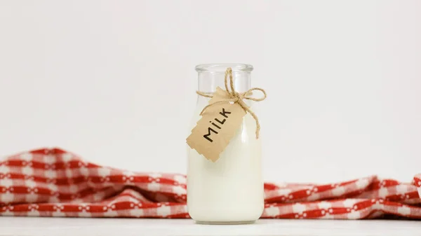 Leche botella productos lácteos frescos —  Fotos de Stock