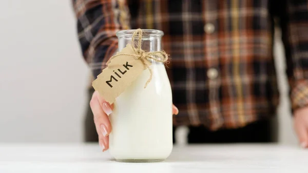 Vrouw melk zuivel calcium vitamine gezonde levensstijl — Stockfoto