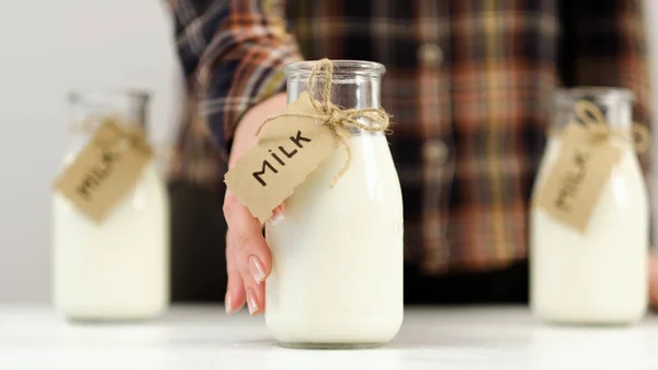 Vrouw melk zuivel calcium vitamine gezonde levensstijl — Stockfoto