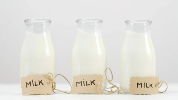 Garrafas de leite escolha de produtos agrícolas leiteiros locais — Fotografia de Stock
