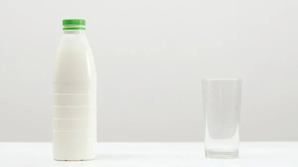 Натуральное молоко с лактозой — стоковое фото