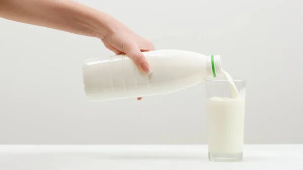 Vrouw pour melk zuivelproducten fitness lifestyle — Stockfoto