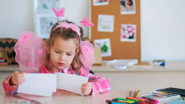 Entusiastiska lilla flicka barn konst utrymme — Stockfoto