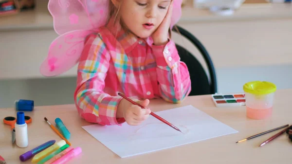 Dzieci dziewczyna sztuka proces awarii malarstwo — Zdjęcie stockowe