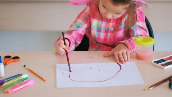 Entuzjastycznie dziecko dziewczynka narysować farby artysty — Zdjęcie stockowe