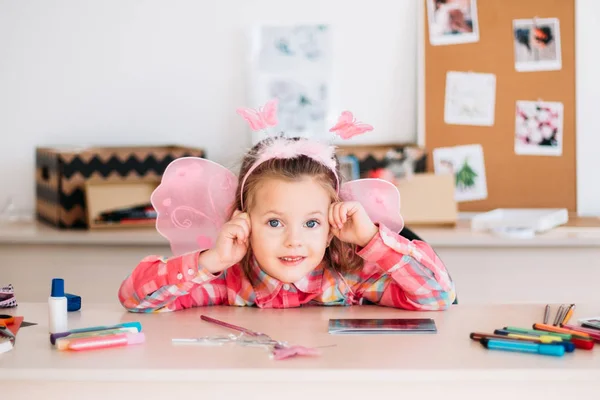 Pequeña niña sonriente retrato del espacio de arte infantil —  Fotos de Stock
