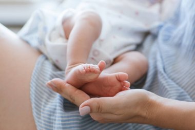 bacaklar yeni doğan bebek anne tutar