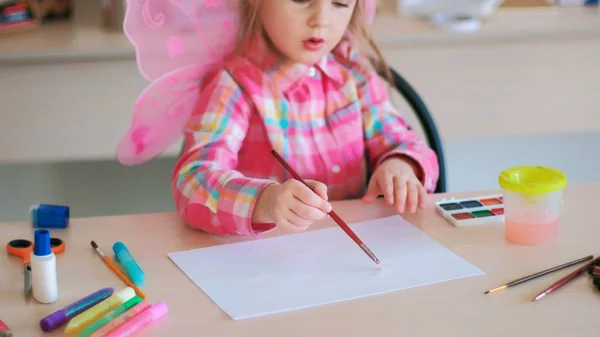 Trabajadora pequeña chica linda clases de arte —  Fotos de Stock