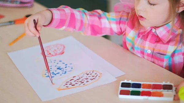 Entuzjastycznie dziecko dziewczynka narysować farby artysty — Zdjęcie stockowe