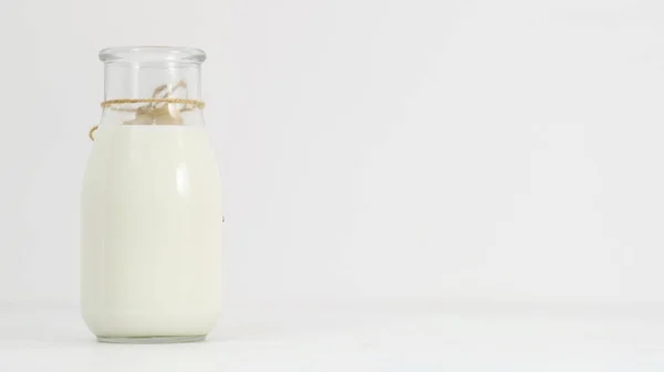 Молочная бутылка кефира из-под йогурта свежие ферментированные молочные продукты — стоковое фото