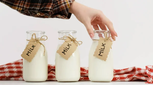 Mercados de surtido de botellas de leche fresca — Foto de Stock