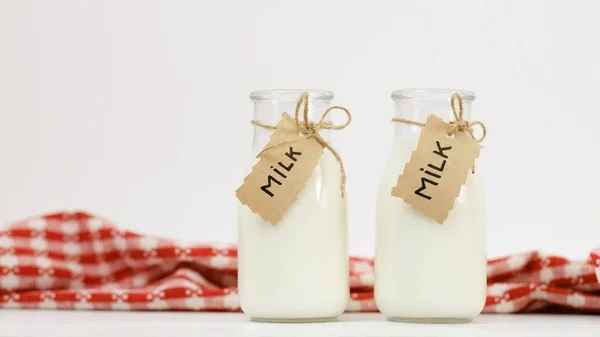 Leche botella productos lácteos frescos —  Fotos de Stock