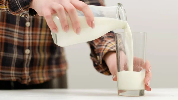 Mulher derramar leite saudável laticínios alimentação saudável — Fotografia de Stock